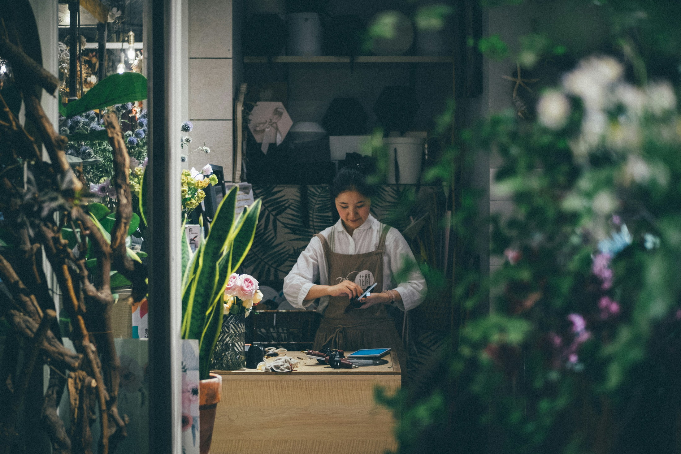 Çiçek mağazasında çalışan florist